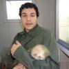 Elyas avec son animal préféré : le furet