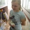 les enfants apprennent à soigner les animaux, ici des bébés furets